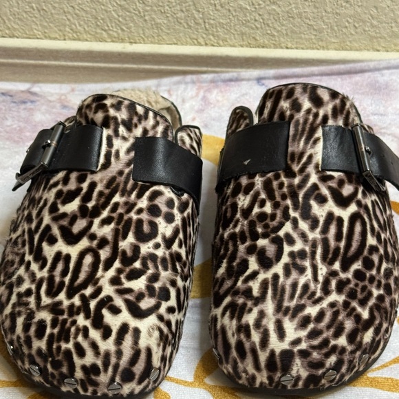 Veronica Beard Leopard Print Shoes with Black Accents - Picture 3 of 9